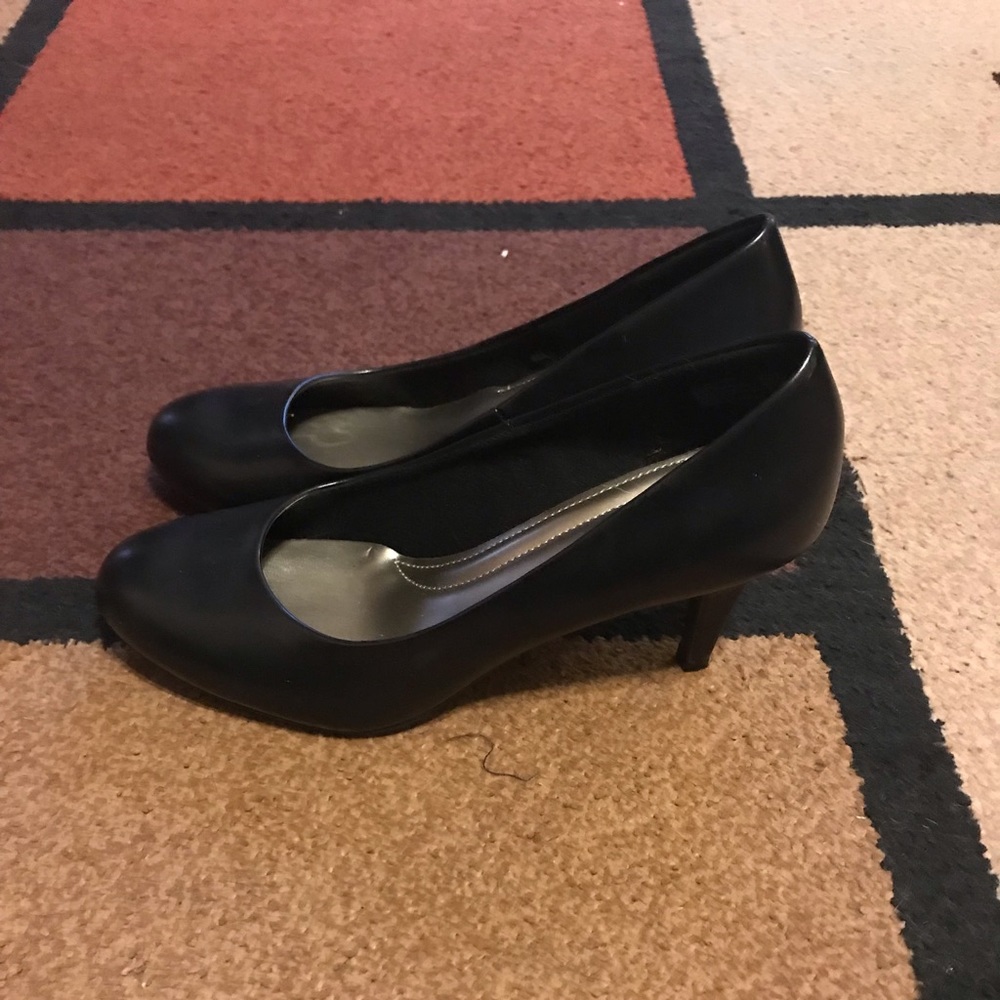 Classic Black Women's Mid Heel Pumps